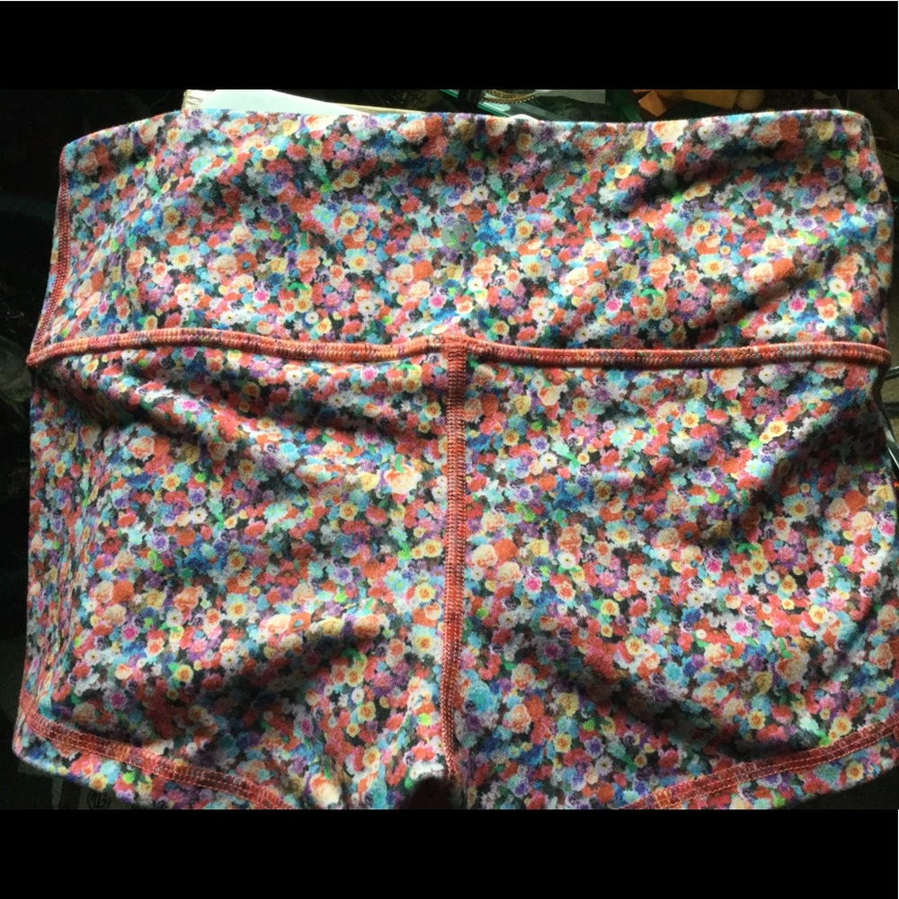 Lululemon Boogie Shorts size4 in Prism Petal Multi